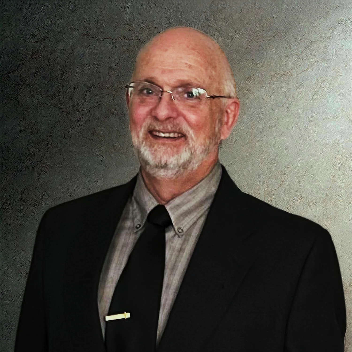 A portrait photo of Pastor Hardy Smith, dressed in a suit, of New Covenant Church of Auburn Hills.